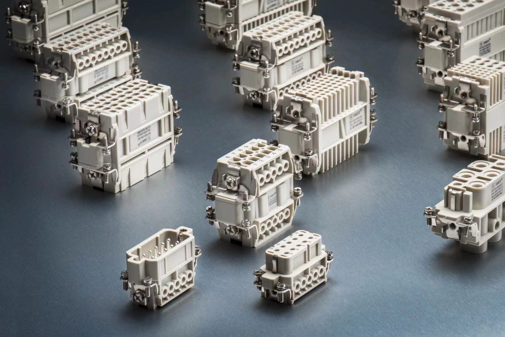 Quelles sont les caractéristiques des connecteurs rectangulaires