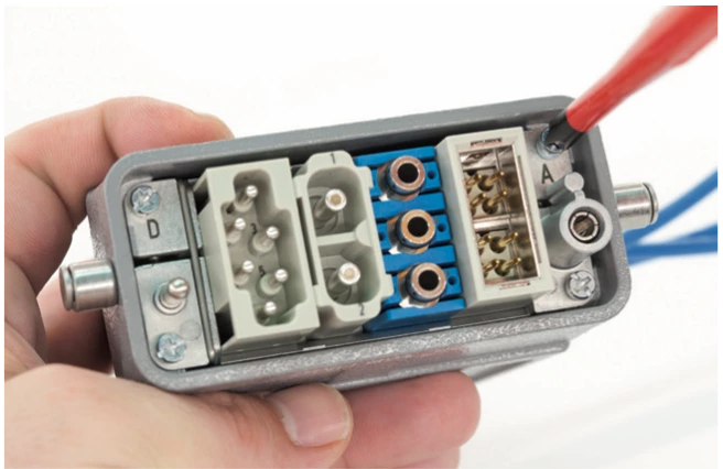 Connecteurs robustes pour module pneumatique en métal 09140006350
