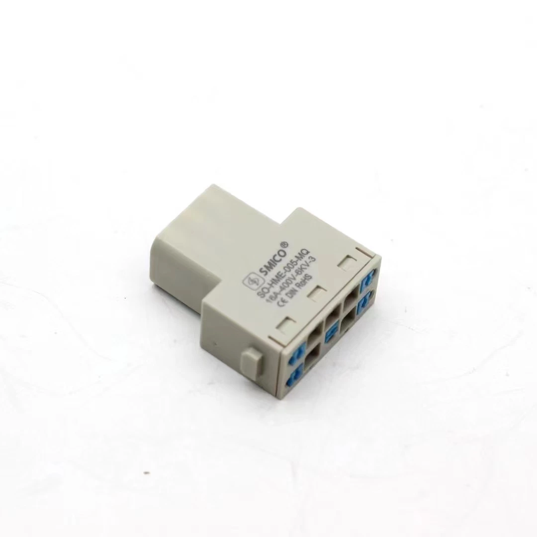Connecteur rectangulaire pour connexions internes de boîtiers de puces